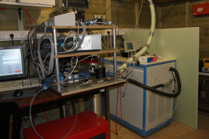 Intérieur de la roulotte avec l'analyseur de COV (à droite), les pompes, le tubage, les bonbonnes de calibration, les systèmes d'acquisition.